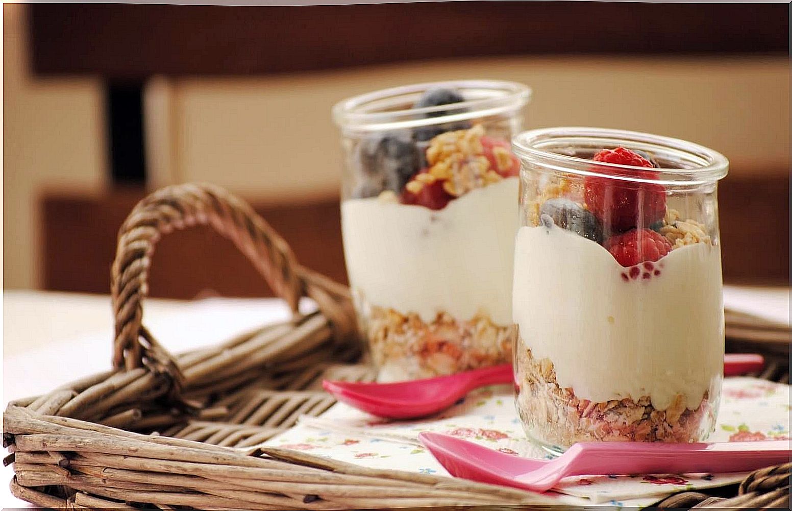 healthy breakfasts: oats and yogurt