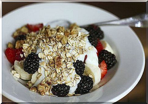 Oats, yogurt and berries to enhance metabolism