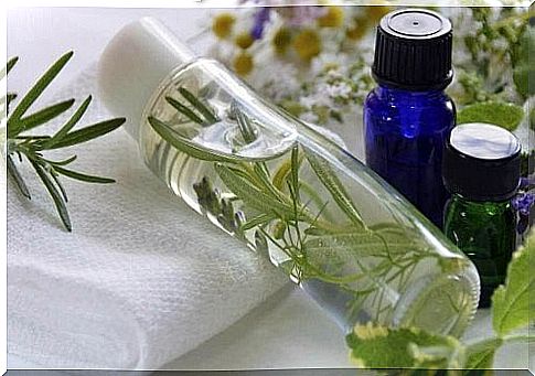 Rosemary's antiperspirant and antibacterial properties help to overcome the unpleasant odor in the armpits