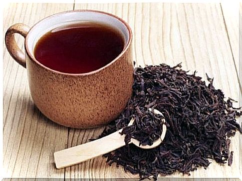 Black tea deeply cleanses the skin and reduces the presence of bacteria and other impurities