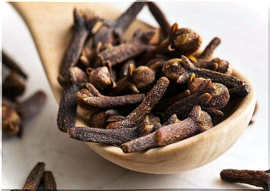 cloves are suitable for sore throats