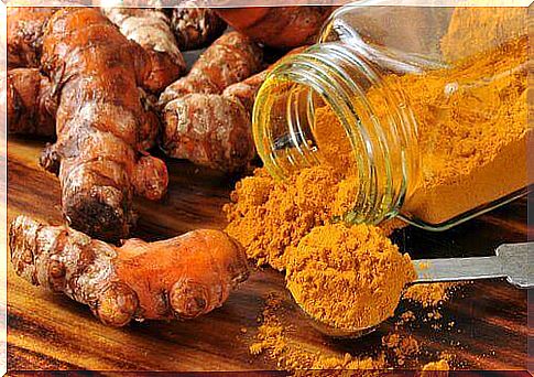 clean your teeth with turmeric