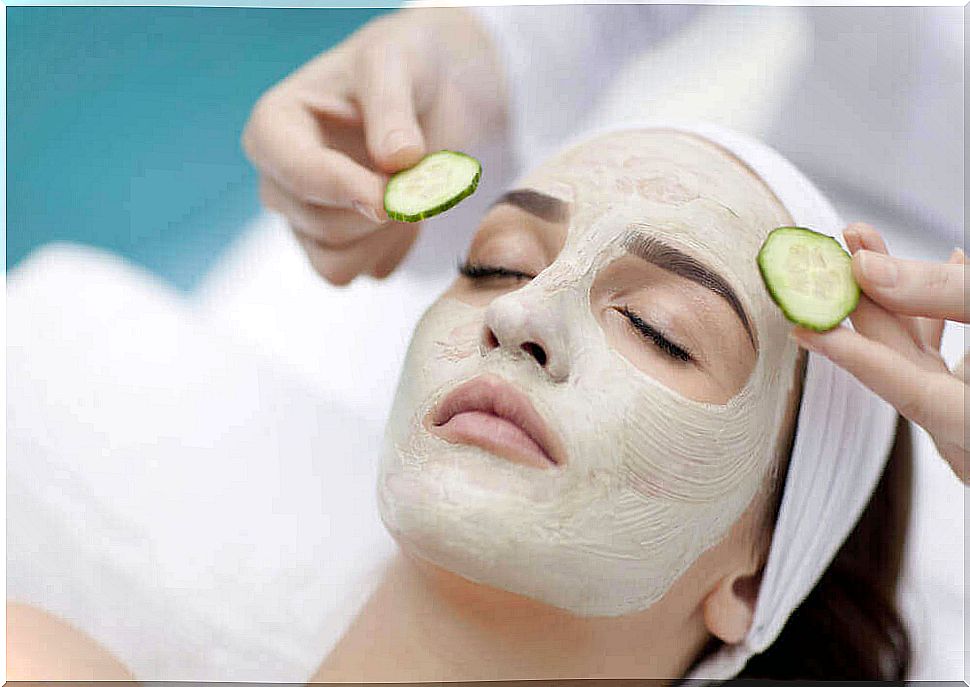 the mask moisturizes the skin