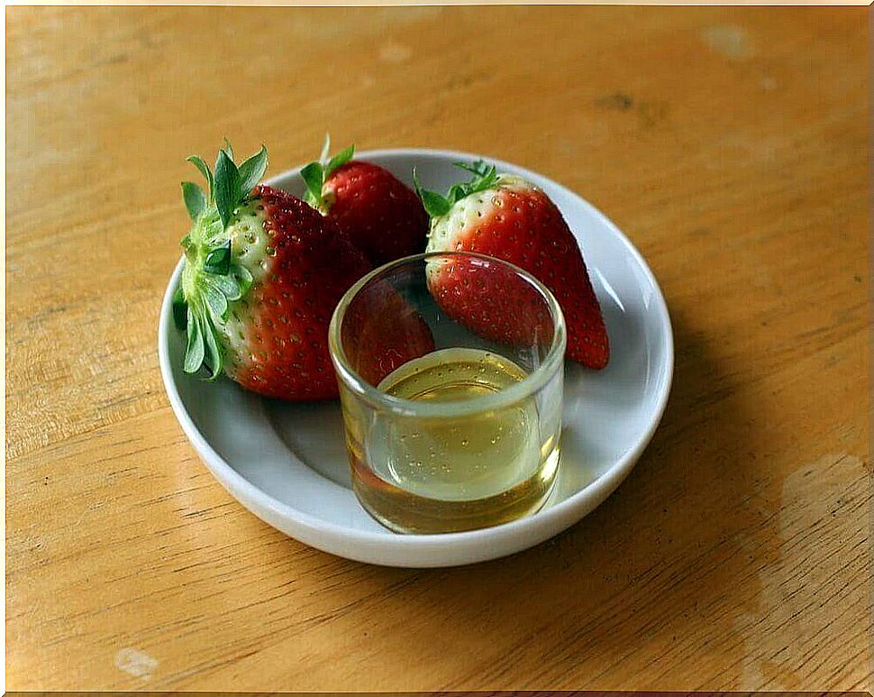 Strawberries and olive oil repair damaged skin