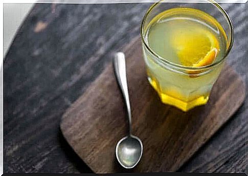 Lemon water helps to treat the health of the digestive system