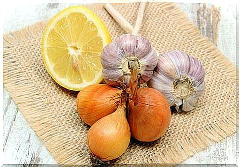 Treat baldness naturally with onions, garlic and lemon.