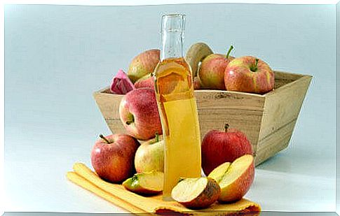 apple cider vinegar and apples