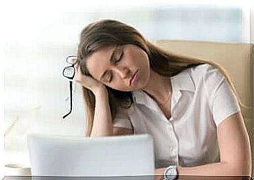 Symptoms of chronic fatigue include headache and muscle pain