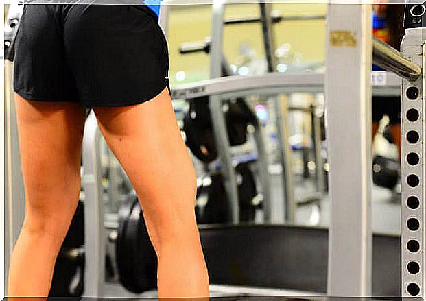 work out your gluteal muscles at the gym