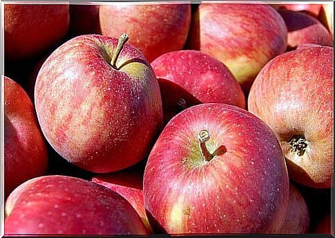 red apples