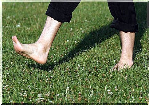 treat sore feet by walking barefoot