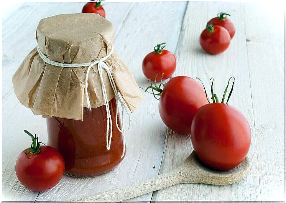 Preserving tomatoes in a jar with home cooking