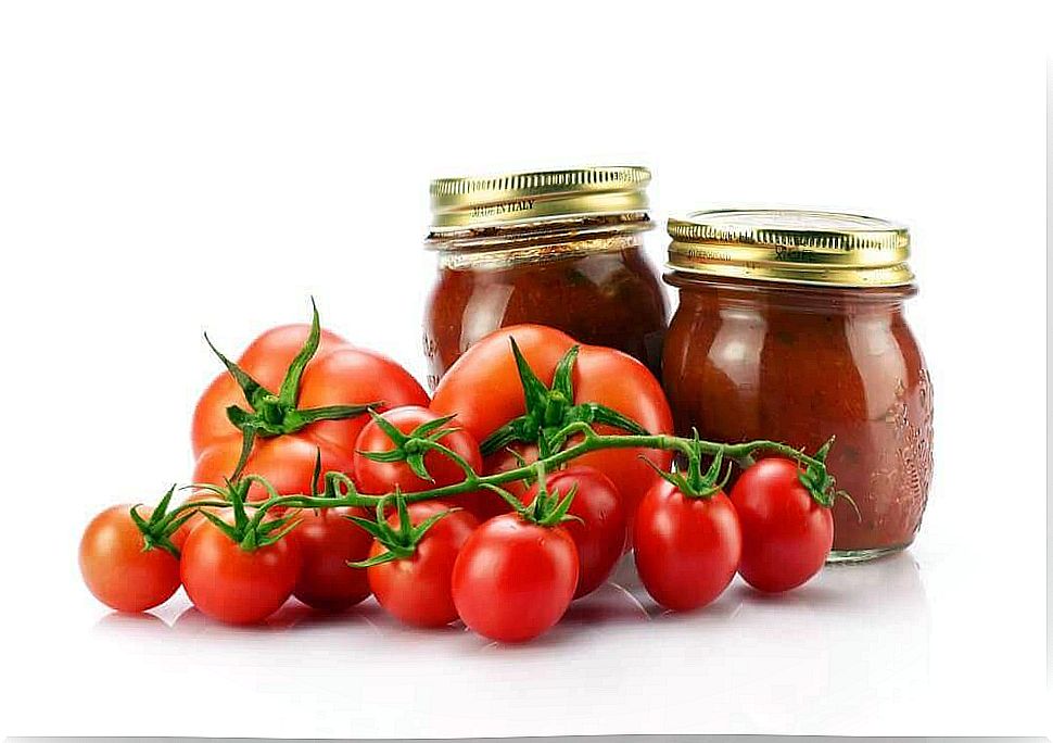 It is worth storing the tomato in a glass jar.